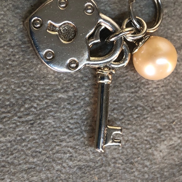 Vantel Pearls "Key to My Heart" Charm - Picture 7 of 9